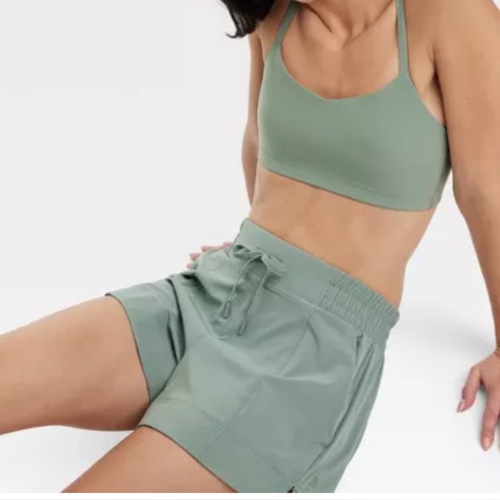 Women's Woven Mid-Rise Shorts 4" All In Motion running yoga shorts size Medium